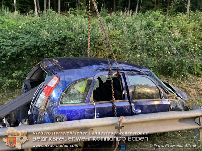 20210713 Autoabschlepper mit Anhnger auf Leitschiene   Foto:  Freiwillige Feuerwehr Alland