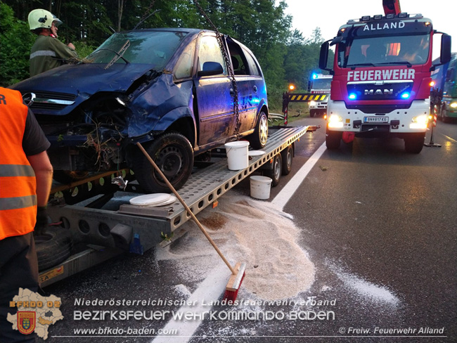 20210713 Autoabschlepper mit Anhnger auf Leitschiene   Foto:  Freiwillige Feuerwehr Alland