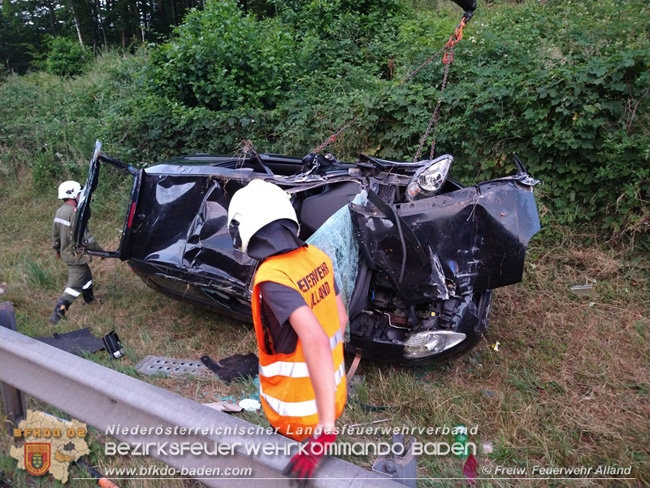 20210713 Autoabschlepper mit Anhnger auf Leitschiene   Foto:  Freiwillige Feuerwehr Alland