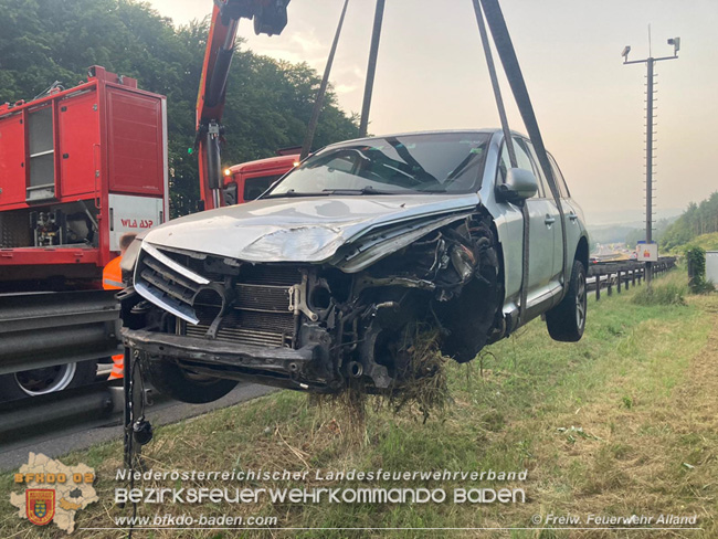 20210713 Autoabschlepper mit Anhnger auf Leitschiene   Foto:  Freiwillige Feuerwehr Alland