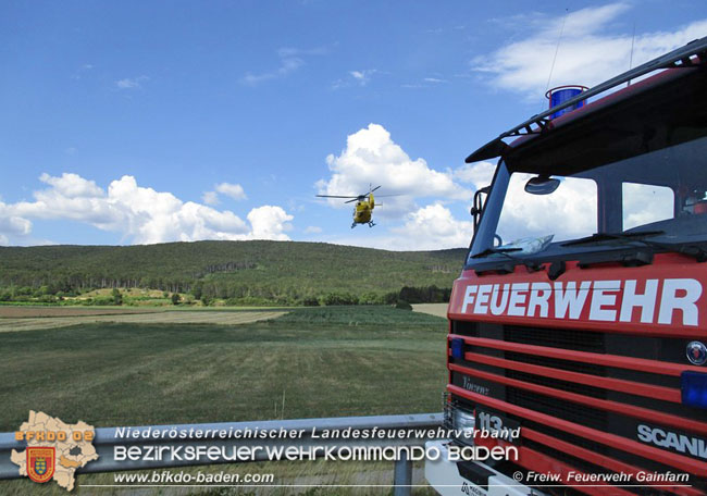 20210716 Verkehrsunfall auf der B212 bei Gainfarn  Foto:  Freiwillige Feuerwehr Gainfarn