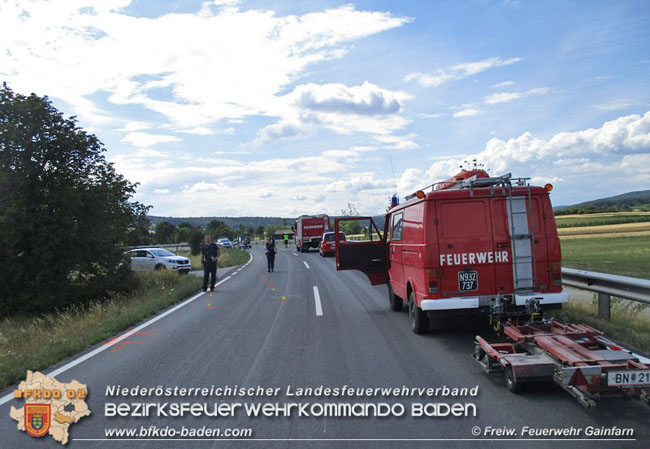 20210716 Verkehrsunfall auf der B212 bei Gainfarn  Foto:  Freiwillige Feuerwehr Gainfarn