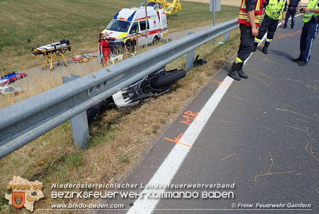 20210716 Verkehrsunfall auf der B212 bei Gainfarn  Foto:  Freiwillige Feuerwehr Gainfarn