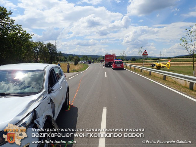 20210716 Verkehrsunfall auf der B212 bei Gainfarn  Foto:  Freiwillige Feuerwehr Gainfarn