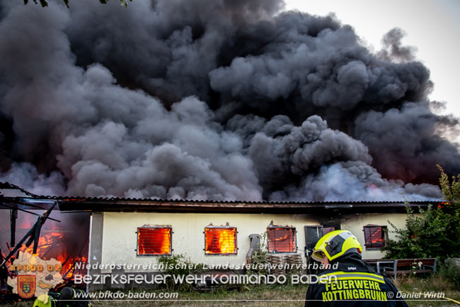 20210723 Feuerwehr-Großeinsatz bei Brand einer Halle in Kottingbrunn   Foto: © Daniel Wirth