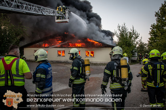 20210723 Feuerwehr-Großeinsatz bei Brand einer Halle in Kottingbrunn   Foto: © Daniel Wirth