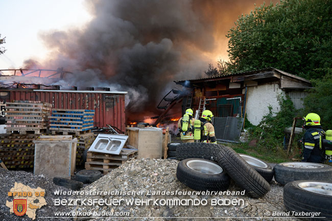 20210723 Feuerwehr-Groeinsatz bei Brand einer Halle in Kottingbrunn   Foto:  Bernd Taxberger