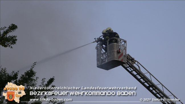 20210723 Feuerwehr-Großeinsatz bei Brand einer Halle in Kottingbrunn Foto: © Stefan Schneider 20210723 Feuerwehr-Großeinsatz bei Brand einer Halle in Kottingbrunn Foto: © Stefan Schneider