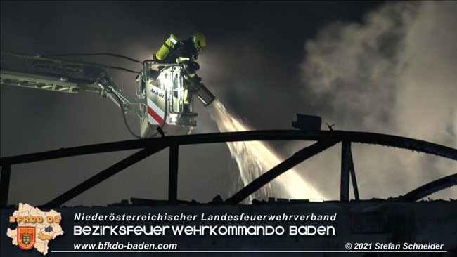 20210723 Feuerwehr-Großeinsatz bei Brand einer Halle in Kottingbrunn   Foto: © Stefan Schneider