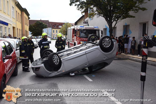 20210829 Fahrzeugüberschlag mitten im Ortsgebiet Pottendorf Foto: © Thomas Lenger Monatsrevue.at 20210829 Fahrzeugüberschlag mitten im Ortsgebiet Pottendorf Foto: © Thomas Lenger Monatsrevue.at