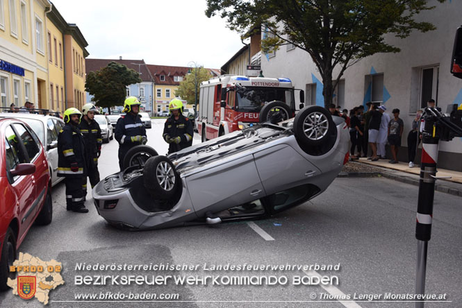 20210829 Fahrzeugüberschlag mitten im Ortsgebiet Pottendorf  Foto: © Thomas Lenger Monatsrevue.at