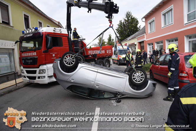 20210829 Fahrzeugüberschlag mitten im Ortsgebiet Pottendorf Foto: © Thomas Lenger Monatsrevue.at 20210829 Fahrzeugüberschlag mitten im Ortsgebiet Pottendorf Foto: © Thomas Lenger Monatsrevue.at