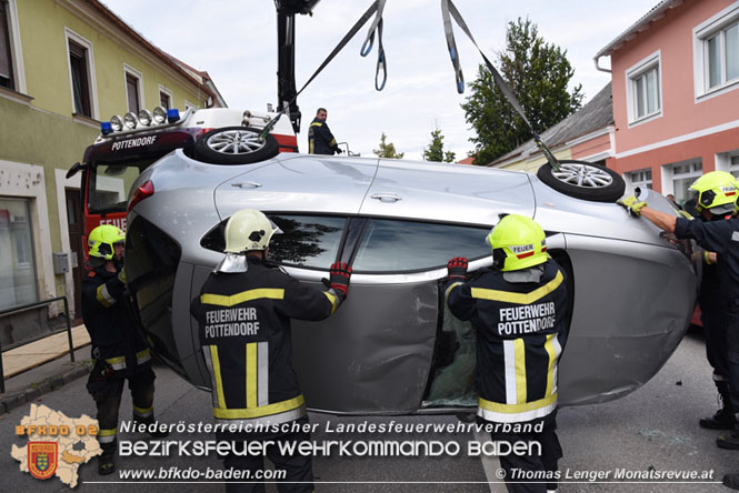 20210829 Fahrzeugüberschlag mitten im Ortsgebiet Pottendorf Foto: © Thomas Lenger Monatsrevue.at 20210829 Fahrzeugüberschlag mitten im Ortsgebiet Pottendorf Foto: © Thomas Lenger Monatsrevue.at