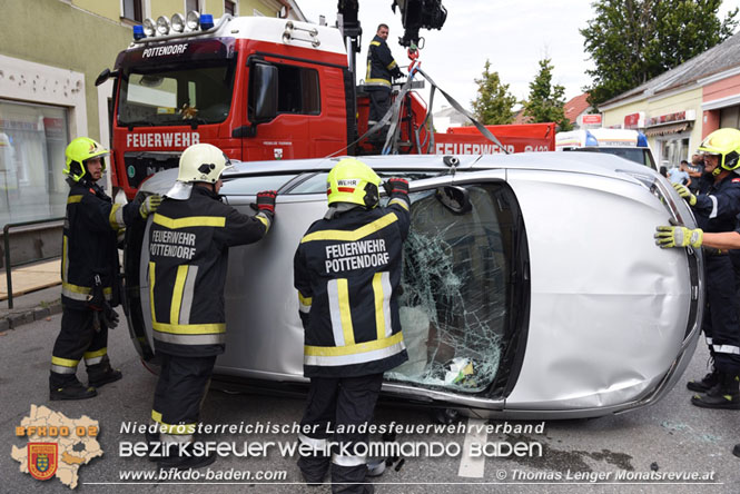 20210829 Fahrzeugüberschlag mitten im Ortsgebiet Pottendorf  Foto: © Thomas Lenger Monatsrevue.at