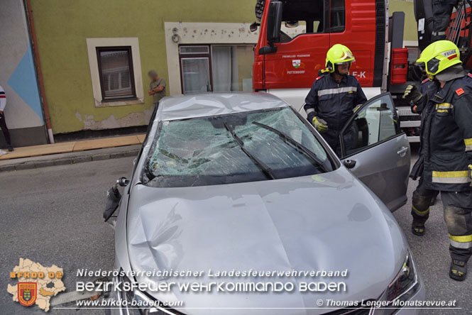 20210829 Fahrzeugüberschlag mitten im Ortsgebiet Pottendorf  Foto: © Thomas Lenger Monatsrevue.at