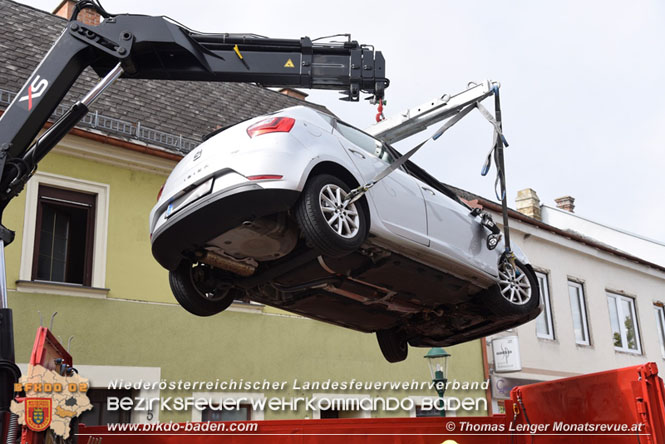 20210829 Fahrzeugüberschlag mitten im Ortsgebiet Pottendorf Foto: © Thomas Lenger Monatsrevue.at 20210829 Fahrzeugüberschlag mitten im Ortsgebiet Pottendorf Foto: © Thomas Lenger Monatsrevue.at
