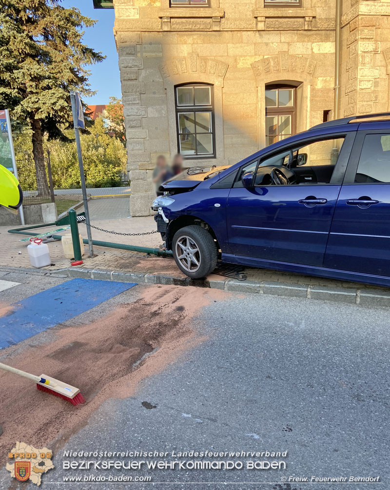 20210903 Verkehrsunfall im Berndorfer Stadtzentrum  Foto:  M. Gebhart FF Berndorf-Stadt