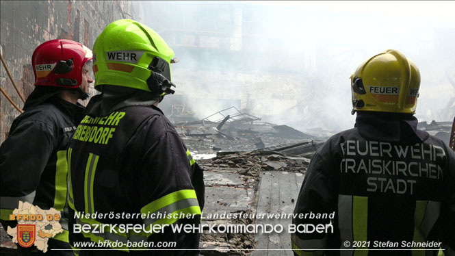 20210922 Weitere Nachlöscharbeiten beim Großbrand im Gewerbepark Traiskirchen 20210922 Weitere Nachlöscharbeiten beim Großbrand im Gewerbepark Traiskirchen