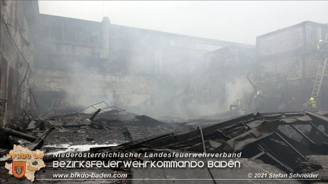 20210922 Weitere Nachlöscharbeiten beim Großbrand im Gewerbepark Traiskirchen 20210922 Weitere Nachlöscharbeiten beim Großbrand im Gewerbepark Traiskirchen