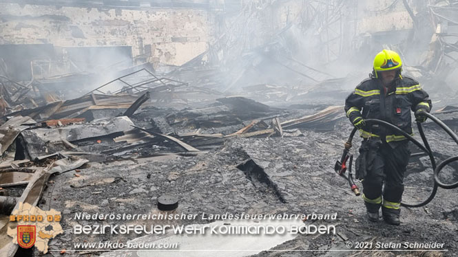 20210922 Weitere Nachlöscharbeiten beim Großbrand im Gewerbepark Traiskirchen