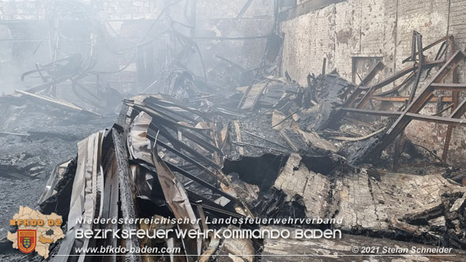 20210922 Weitere Nachlöscharbeiten beim Großbrand im Gewerbepark Traiskirchen 20210922 Weitere Nachlöscharbeiten beim Großbrand im Gewerbepark Traiskirchen