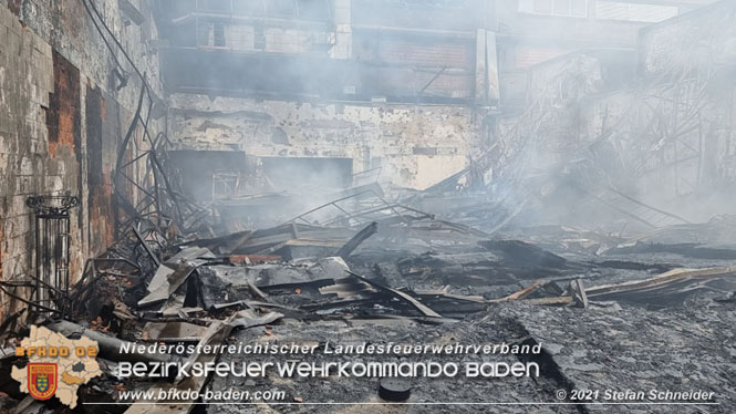 20210922 Weitere Nachlöscharbeiten beim Großbrand im Gewerbepark Traiskirchen 20210922 Weitere Nachlöscharbeiten beim Großbrand im Gewerbepark Traiskirchen