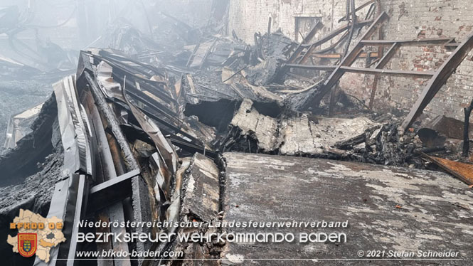 20210922 Weitere Nachlöscharbeiten beim Großbrand im Gewerbepark Traiskirchen 20210922 Weitere Nachlöscharbeiten beim Großbrand im Gewerbepark Traiskirchen