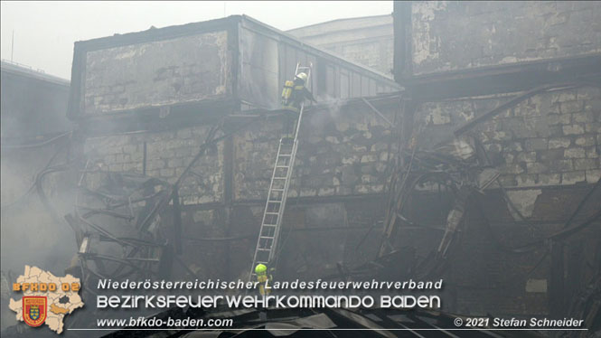 20210922 Weitere Nachlscharbeiten beim Grobrand im Gewerbepark Traiskirchen