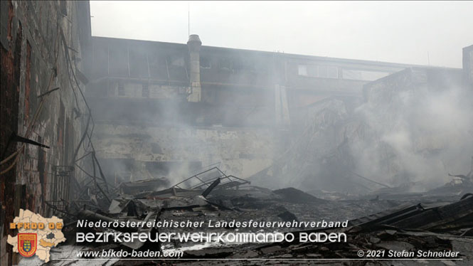 20210922 Weitere Nachlöscharbeiten beim Großbrand im Gewerbepark Traiskirchen 20210922 Weitere Nachlöscharbeiten beim Großbrand im Gewerbepark Traiskirchen
