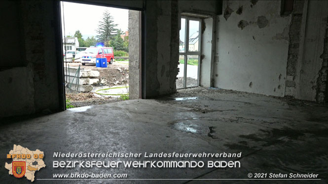 20210922 Weitere Nachlöscharbeiten beim Großbrand im Gewerbepark Traiskirchen 20210922 Weitere Nachlöscharbeiten beim Großbrand im Gewerbepark Traiskirchen