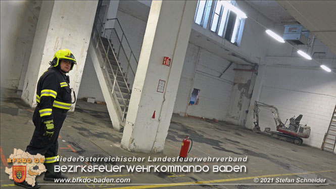 20210922 Weitere Nachlöscharbeiten beim Großbrand im Gewerbepark Traiskirchen 20210922 Weitere Nachlöscharbeiten beim Großbrand im Gewerbepark Traiskirchen