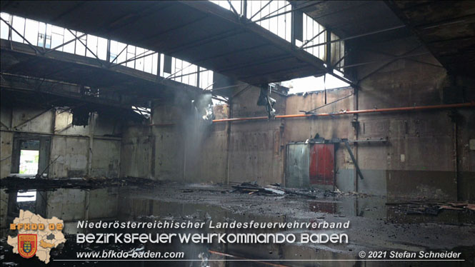 20210922 Weitere Nachlöscharbeiten beim Großbrand im Gewerbepark Traiskirchen 20210922 Weitere Nachlöscharbeiten beim Großbrand im Gewerbepark Traiskirchen