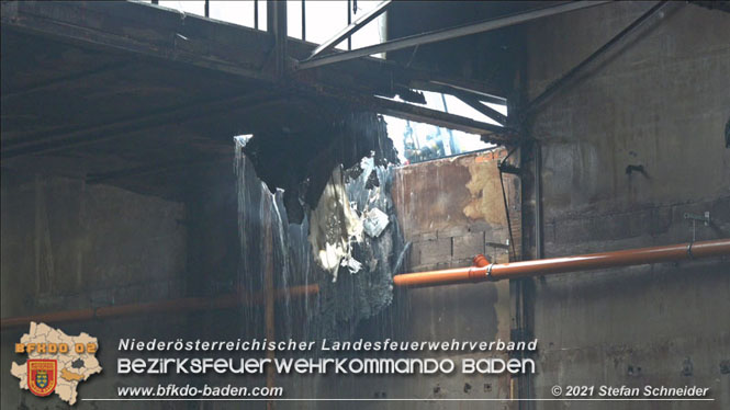 20210922 Weitere Nachlöscharbeiten beim Großbrand im Gewerbepark Traiskirchen 20210922 Weitere Nachlöscharbeiten beim Großbrand im Gewerbepark Traiskirchen
