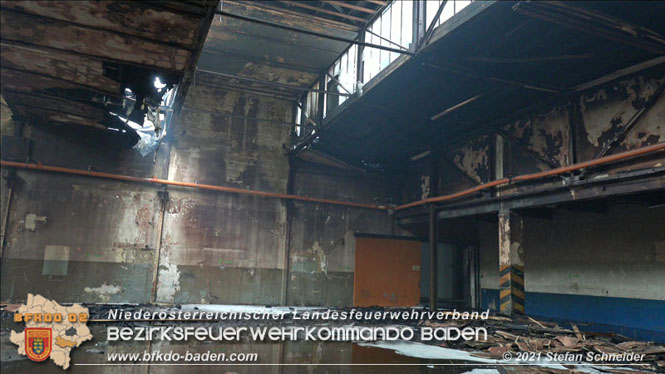 20210922 Weitere Nachlöscharbeiten beim Großbrand im Gewerbepark Traiskirchen 20210922 Weitere Nachlöscharbeiten beim Großbrand im Gewerbepark Traiskirchen
