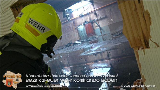 20210922 Weitere Nachlöscharbeiten beim Großbrand im Gewerbepark Traiskirchen 20210922 Weitere Nachlöscharbeiten beim Großbrand im Gewerbepark Traiskirchen