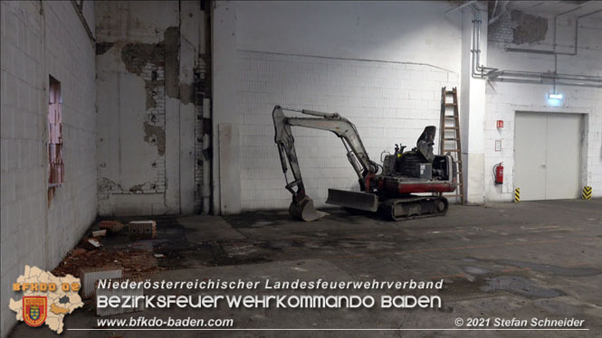 20210922 Weitere Nachlöscharbeiten beim Großbrand im Gewerbepark Traiskirchen 20210922 Weitere Nachlöscharbeiten beim Großbrand im Gewerbepark Traiskirchen