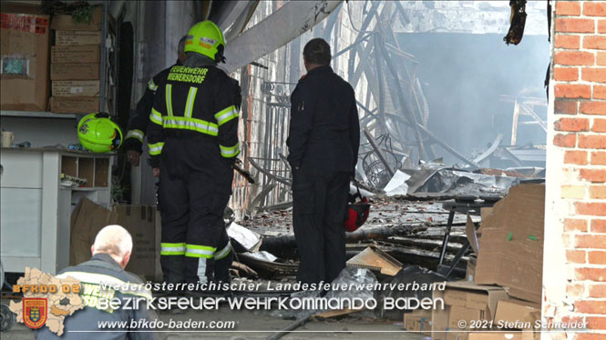 20210922 Weitere Nachlscharbeiten beim Grobrand im Gewerbepark Traiskirchen