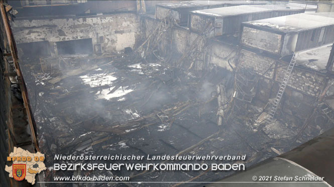 20210922 Weitere Nachlöscharbeiten beim Großbrand im Gewerbepark Traiskirchen 20210922 Weitere Nachlöscharbeiten beim Großbrand im Gewerbepark Traiskirchen