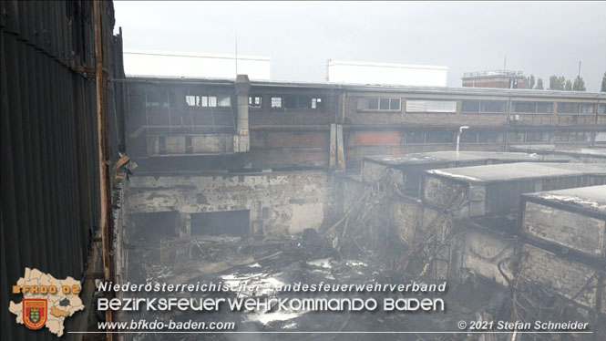 20210922 Weitere Nachlöscharbeiten beim Großbrand im Gewerbepark Traiskirchen 20210922 Weitere Nachlöscharbeiten beim Großbrand im Gewerbepark Traiskirchen