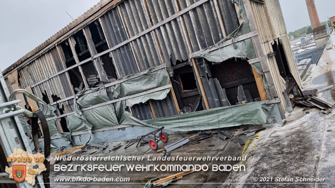 20210922 Weitere Nachlöscharbeiten beim Großbrand im Gewerbepark Traiskirchen 20210922 Weitere Nachlöscharbeiten beim Großbrand im Gewerbepark Traiskirchen