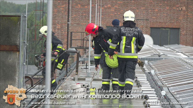 20210922 Weitere Nachlscharbeiten beim Grobrand im Gewerbepark Traiskirchen