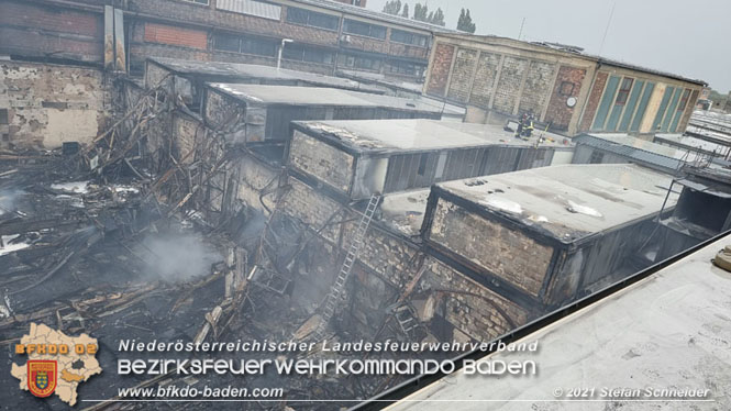 20210922 Weitere Nachlscharbeiten beim Grobrand im Gewerbepark Traiskirchen