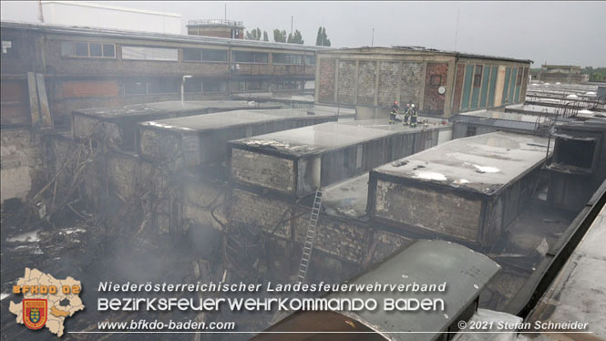 20210922 Weitere Nachlöscharbeiten beim Großbrand im Gewerbepark Traiskirchen 20210922 Weitere Nachlöscharbeiten beim Großbrand im Gewerbepark Traiskirchen