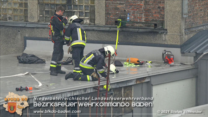 20210922 Weitere Nachlöscharbeiten beim Großbrand im Gewerbepark Traiskirchen 20210922 Weitere Nachlöscharbeiten beim Großbrand im Gewerbepark Traiskirchen