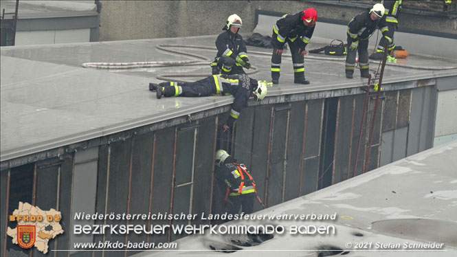 20210922 Weitere Nachlscharbeiten beim Grobrand im Gewerbepark Traiskirchen