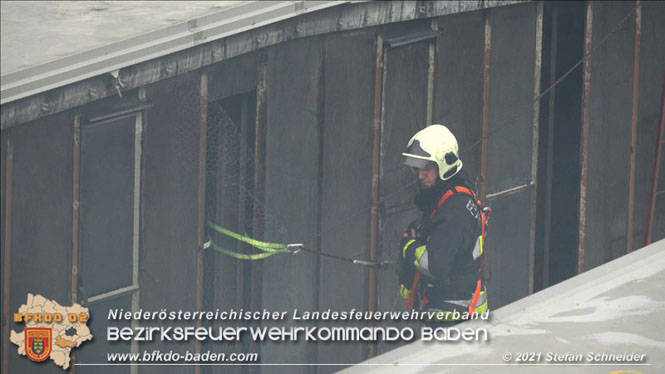 20210922 Weitere Nachlscharbeiten beim Grobrand im Gewerbepark Traiskirchen