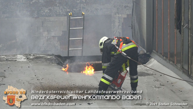 20210922 Weitere Nachlscharbeiten beim Grobrand im Gewerbepark Traiskirchen