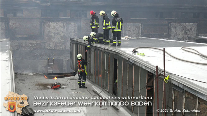 20210922 Weitere Nachlscharbeiten beim Grobrand im Gewerbepark Traiskirchen