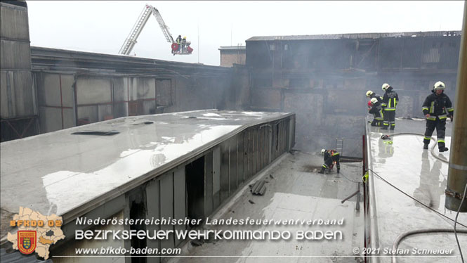 20210922 Weitere Nachlscharbeiten beim Grobrand im Gewerbepark Traiskirchen