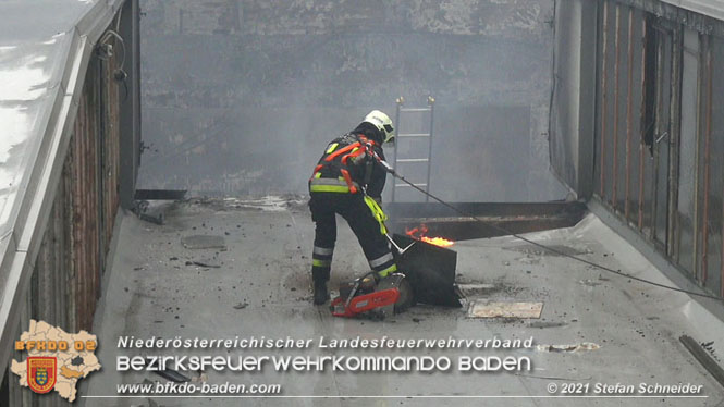 20210922 Weitere Nachlöscharbeiten beim Großbrand im Gewerbepark Traiskirchen